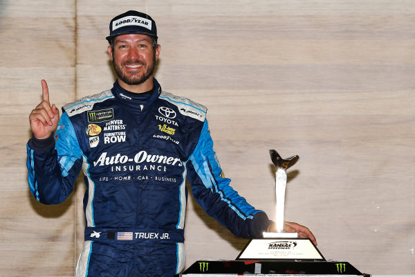 Monster Energy NASCAR Cup Series
Go Bowling 400
Kansas Speedway, Kansas City, KS USA
Sunday 14 May 2017
Martin Truex Jr, Furniture Row Racing, Auto-Owners Insurance Toyota Camry celebrates in victory lane 
World Copyright: Russell LaBounty
LAT Images
ref: Digital Image 17KAN1rl_7953