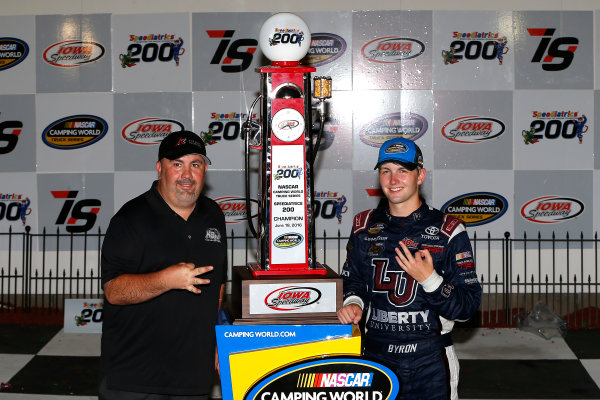 17-18 June, 2016, Newton, Iowa USA
William Byron celebrates in victory lane
?2016, Russell LaBounty
LAT Photo USA
17-18 June, 2016, Newton, Iowa USA
William Byron celebrates in victory lane
?2016, Russell LaBounty
LAT Photo USA