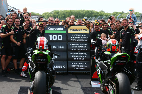 2017 Superbike World Championship - Round 6
Donington Park, UK.
Sunday 28 May 2017
Jonathan Rea, Kawasaki Racing, Tom Sykes, Kawasaki Racing celebrate 100 Kawasaki Racing wins in WSBK
World Copyright: Gold and Goose Photography/LAT Images
ref: Digital Image Post-R-100-9553 2017 Superbike World Championship - Round 6
Donington Park, UK.
Sunday 28 May 2017
Jonathan Rea, Kawasaki Racing, Tom Sykes, Kawasaki Racing celebrate 100 Kawasaki Racing wins in WSBK
World Copyright: Gold and Goose Photography/LAT Images
ref: Digital Image Post-R-100-9553
