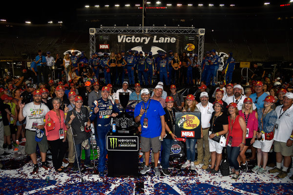 Monster Energy NASCAR Cup Series
Bass Pro Shops NRA Night Race
Bristol Motor Speedway, Bristol, TN USA
Saturday 19 August 2017
Kyle Busch, Joe Gibbs Racing, M&M's Caramel Toyota Camry wins
World Copyright: Rusty Jarrett
LAT Images Monster Energy NASCAR Cup Series
Bass Pro Shops NRA Night Race
Bristol Motor Speedway, Bristol, TN USA
Saturday 19 August 2017
Kyle Busch, Joe Gibbs Racing, M&M's Caramel Toyota Camry wins
World Copyright: Rusty Jarrett
LAT Images