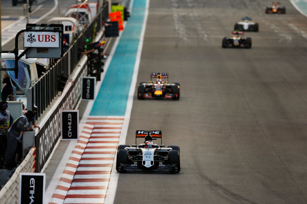 Yas Marina Circuit, Abu Dhabi, United Arab Emirates.
Sunday 29 November 2015.
Nico Hulkenberg, Force India VJM08 Mercedes, leads Daniel Ricciardo, Red Bull Racing RB11 Renault.
World Copyright: Glenn Dunbar/LAT Photographic
ref: Digital Image _89P1732