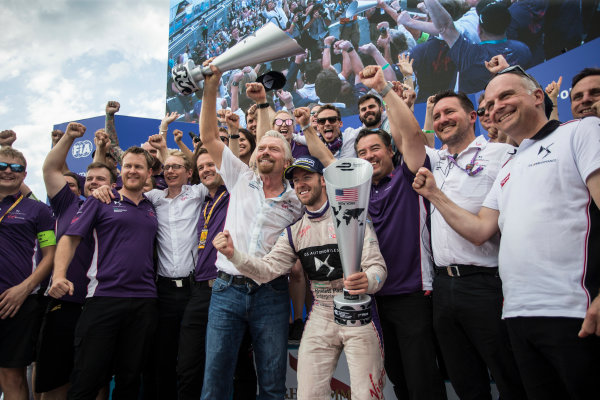 2016/2017 FIA Formula E Championship.
Round 9 - New York City ePrix, Brooklyn, New York, USA.
Saturday 15 July 2017.
Sir Richard Branson and Sam Bird (GBR), DS Virgin Racing, Spark-Citroen, Virgin DSV-02, celerate with the team.
Photo: Andrew Ferraro/LAT/Formula E
ref: Digital Image _FER8733 2016/2017 FIA Formula E Championship.
Round 9 - New York City ePrix, Brooklyn, New York, USA.
Saturday 15 July 2017.
Sir Richard Branson and Sam Bird (GBR), DS Virgin Racing, Spark-Citroen, Virgin DSV-02, celerate with the team.
Photo: Andrew Ferraro/LAT/Formula E
ref: Digital Image _FER8733