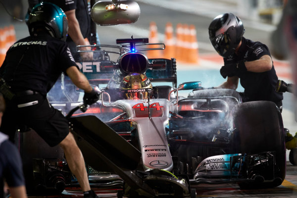 Yas Marina Circuit, Abu Dhabi, United Arab Emirates.
Friday 24 November 2017.
Lewis Hamilton, Mercedes F1 W08 EQ Power+, makes a stop during practice.
World Copyright: Steve Etherington/LAT Images 
ref: Digital Image SNE10746