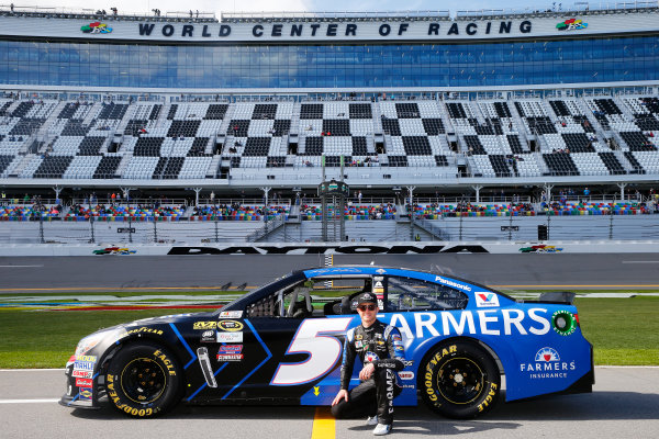 13-21 February, 2016, Daytona Beach, Florida USA  
Kasey Kahne, driver of the #5 Farmers Insurance Chevrolet, poses with his car after qualifying for the NASCAR Sprint Cup Series Daytona 500 at Daytona International Speedway on February 14, 2016 in Daytona Beach, Florida.  
LAT Photo USA via NASCAR via Getty Images