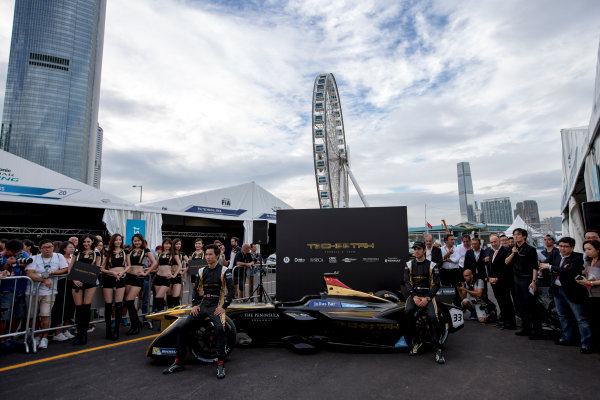 2016/2017 FIA Formula E Championship.
Hong Kong ePrix, Hong Kong, China.
Friday 7 October 2016.
Jean-Eric Vergne (FRA), Techeetah, Spark-Renault, Renault Z.E 16, Ma Qing Hau (CHN), Techeetah, Spark-Renault, Renault Z.E 16 during the Techeetah launch.
Photo: Zak Mauger/LAT/Formula E
ref: Digital Image _X0W1307 2016/2017 FIA Formula E Championship.
Hong Kong ePrix, Hong Kong, China.
Friday 7 October 2016.
Jean-Eric Vergne (FRA), Techeetah, Spark-Renault, Renault Z.E 16, Ma Qing Hau (CHN), Techeetah, Spark-Renault, Renault Z.E 16 during the Techeetah launch.
Photo: Zak Mauger/LAT/Formula E
ref: Digital Image _X0W1307