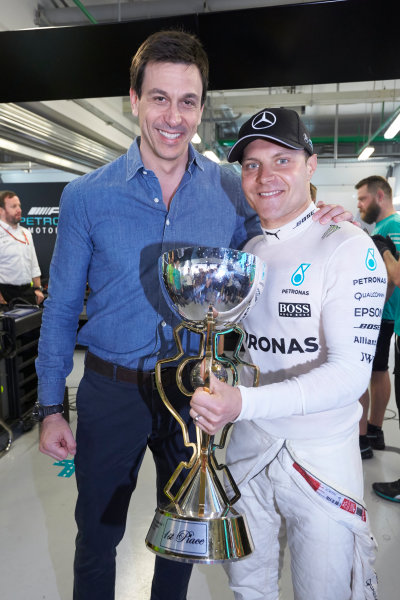 Sochi Autodrom, Sochi, Russia.
Sunday 30 April 2017.
Toto Wolff, Executive Director (Business), Mercedes AMG, and Valtteri Bottas, Mercedes AMG, 1st Position, with his trophy.
World Copyright: Steve Etherington/LAT Images
ref: Digital Image SNE14847