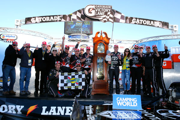 1-2 April, 2016, Martinsville, Virginia USA
Kyle Busch celebrates in victory lane
?2016, Russell LaBounty
LAT Photo USA
1-2 April, 2016, Martinsville, Virginia USA
Kyle Busch celebrates in victory lane
?2016, Russell LaBounty
LAT Photo USA